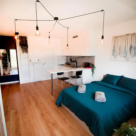 Apartment Modern Style Studio With Balcony, Smart Tv, Business & Leisure *